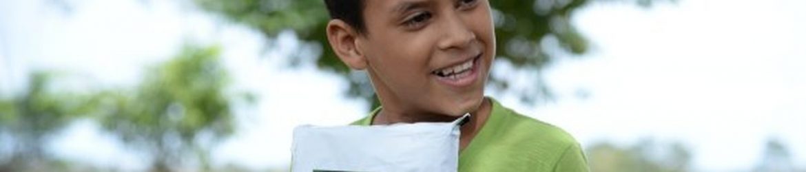 lunos de escolas localizadas nas regiões ribeirinhas de Santarém, no oeste do Pará, receberam kits escolares com livros do Projeto 