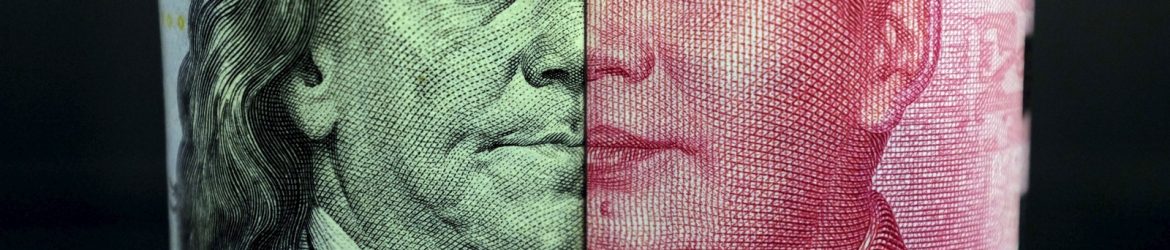 Notas de 100 dólares, moeda dos Estados Unidos, e de 100 yuans, moeda da China, frente a frente. (Foto: Jason Lee/Reuters)