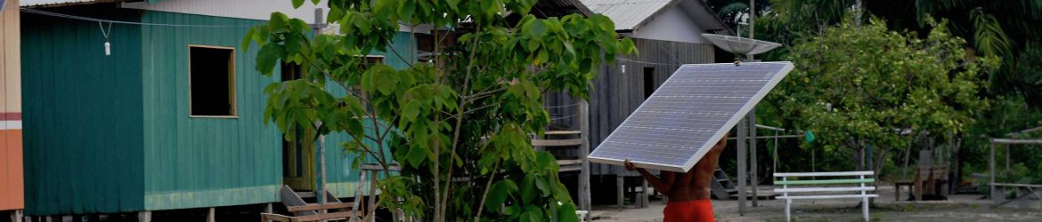 Painéis solares na região brasileira do Amazonas. CARL DE SOUZA GETTY