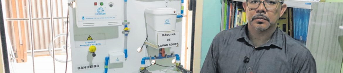 Gean Viana Rodrigues, de 38 anos, com suas criações, o Smart Capacete e o sistema de reúso da água de máquina de lavar
FOTO: MARCELINO JÚNIOR