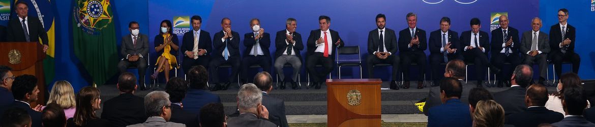 O presidente Jair Bolsonaro participa da assinatura de termos de autorização de uso de radiofrequências pelas empresas vencedoras das faixas do leilão do 5G, no Palácio do Planalto
